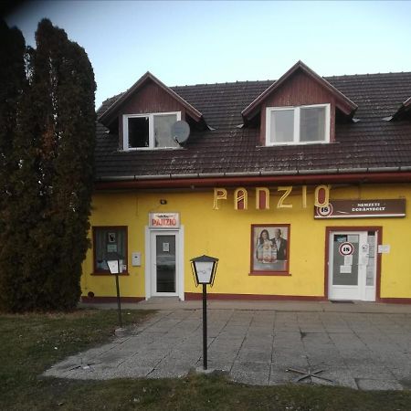 Hotel Fekete Macska Panzio Tata Esterno foto
