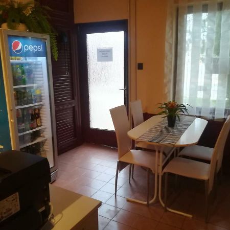 Hotel Fekete Macska Panzio Tata Esterno foto