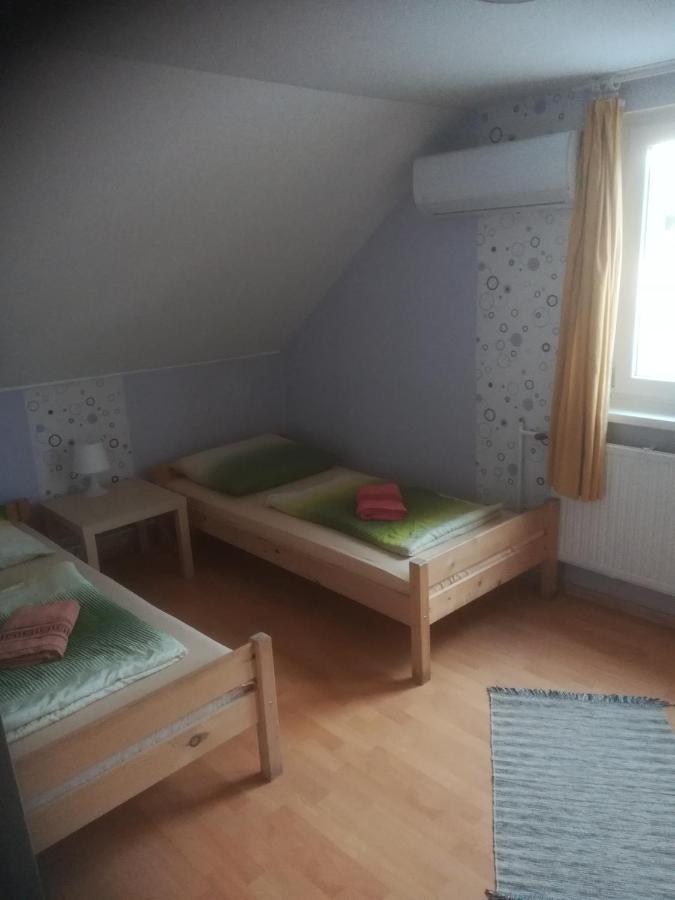Hotel Fekete Macska Panzio Tata Esterno foto