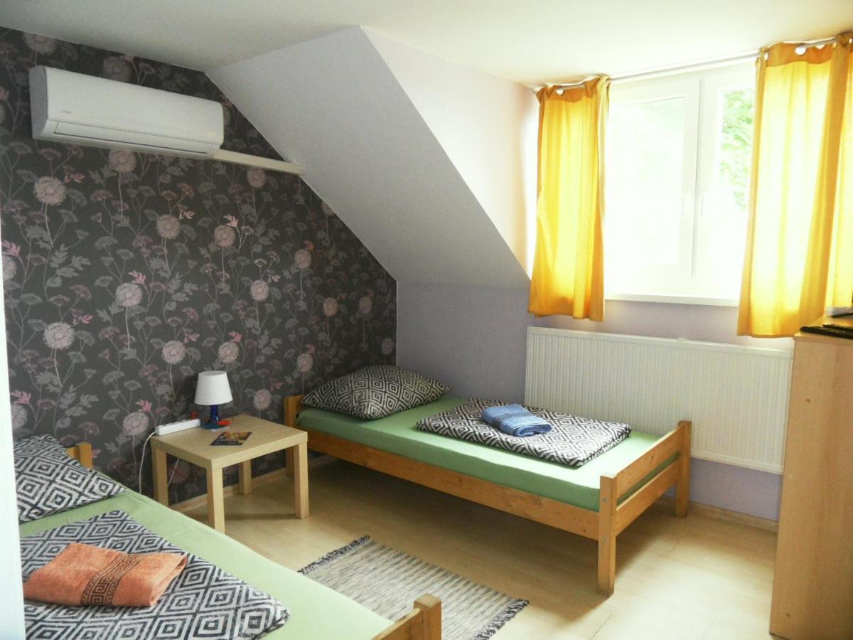 Hotel Fekete Macska Panzio Tata Esterno foto