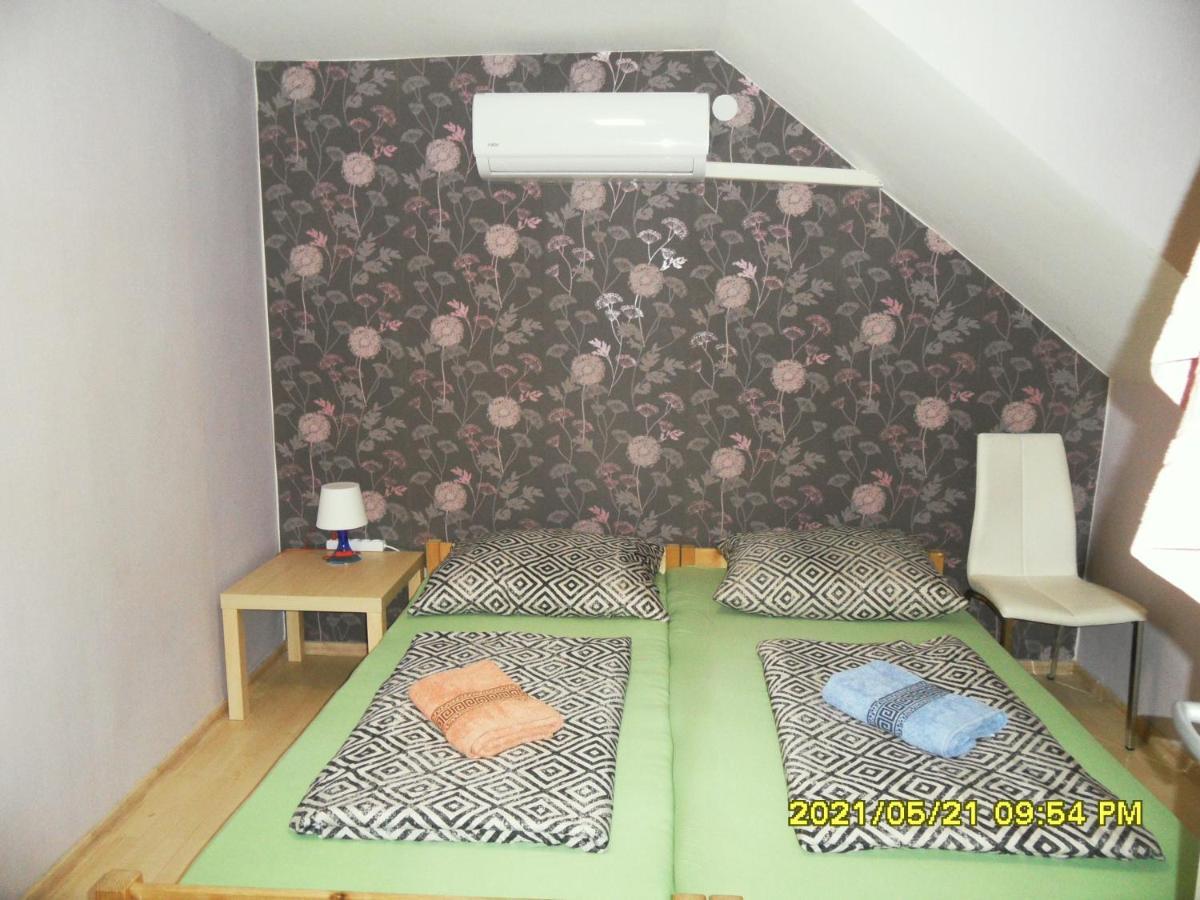 Hotel Fekete Macska Panzio Tata Esterno foto