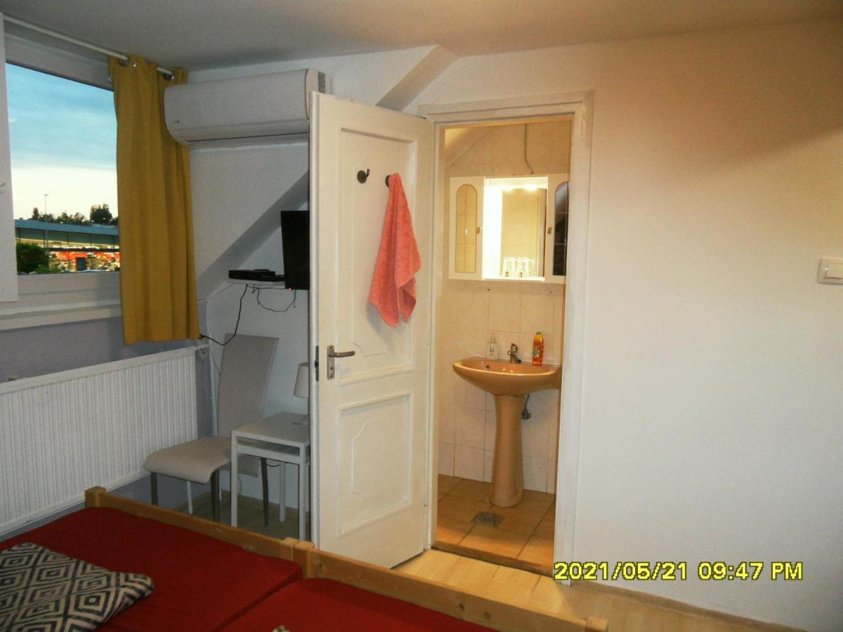 Hotel Fekete Macska Panzio Tata Esterno foto