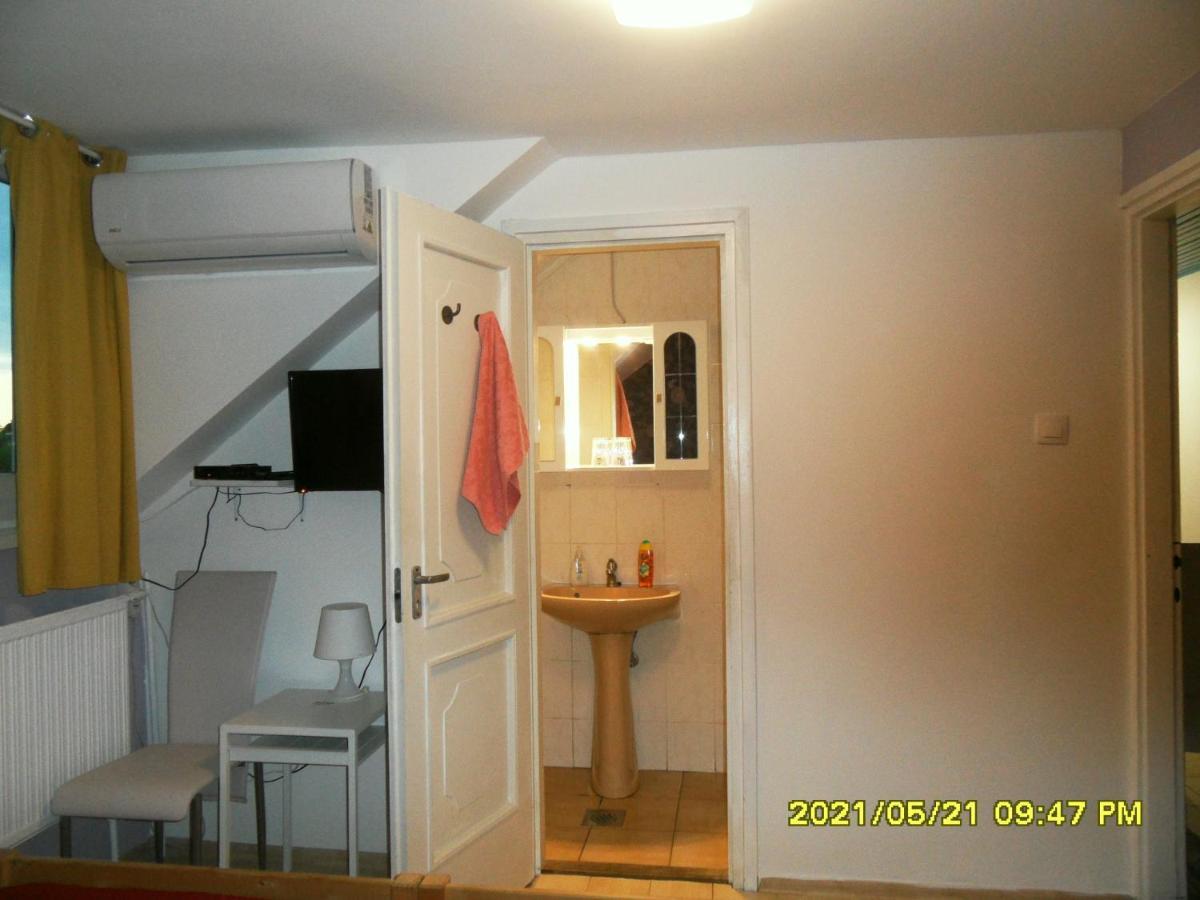 Hotel Fekete Macska Panzio Tata Esterno foto