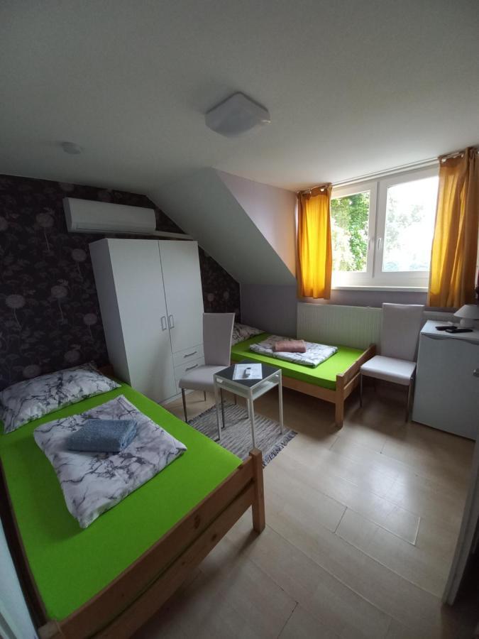 Hotel Fekete Macska Panzio Tata Esterno foto