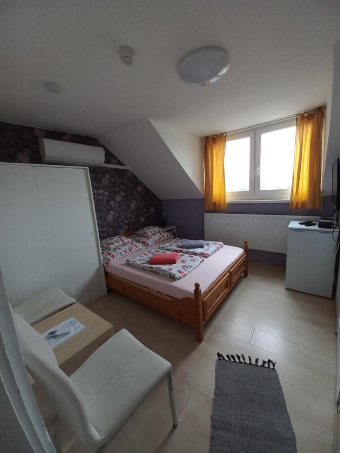 Hotel Fekete Macska Panzio Tata Esterno foto