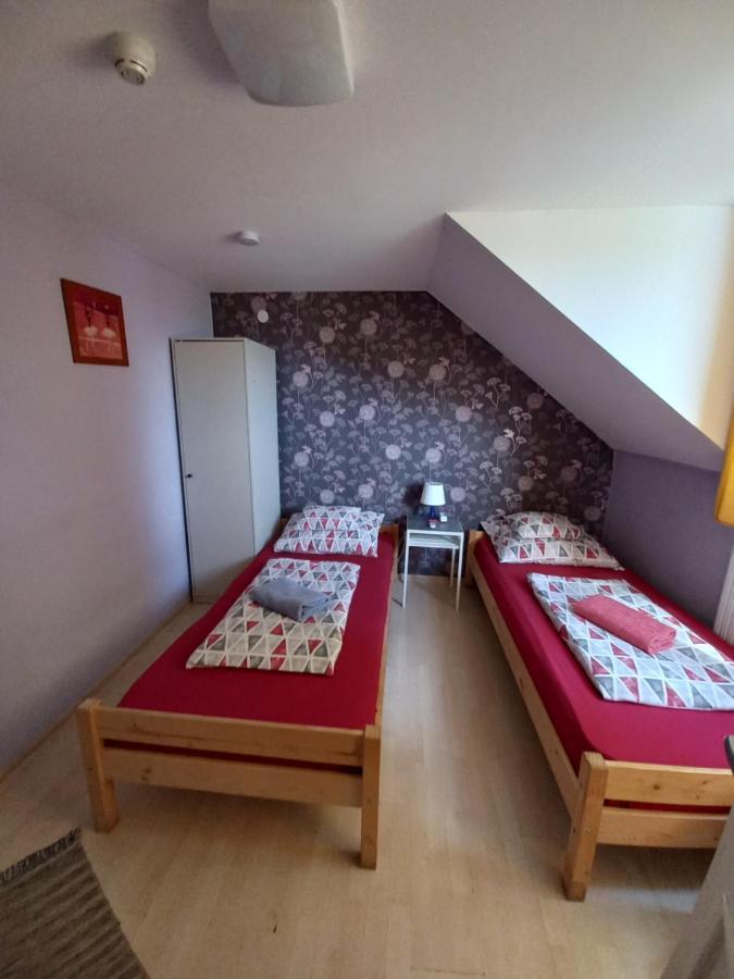 Hotel Fekete Macska Panzio Tata Esterno foto