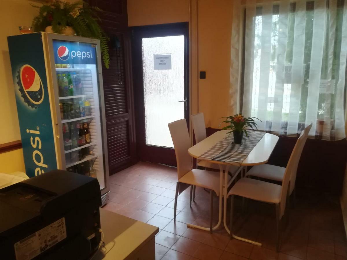 Hotel Fekete Macska Panzio Tata Esterno foto