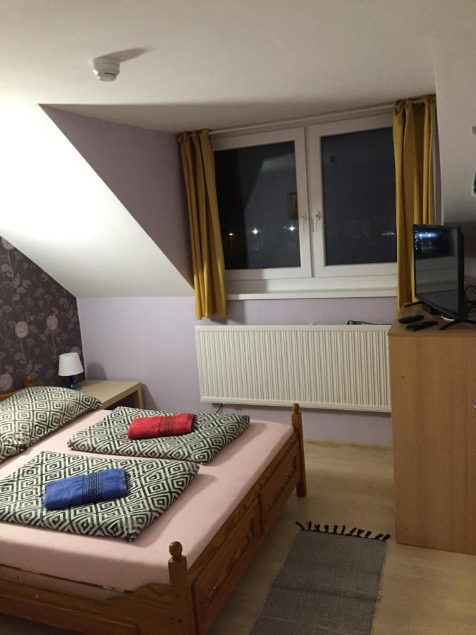 Hotel Fekete Macska Panzio Tata Esterno foto